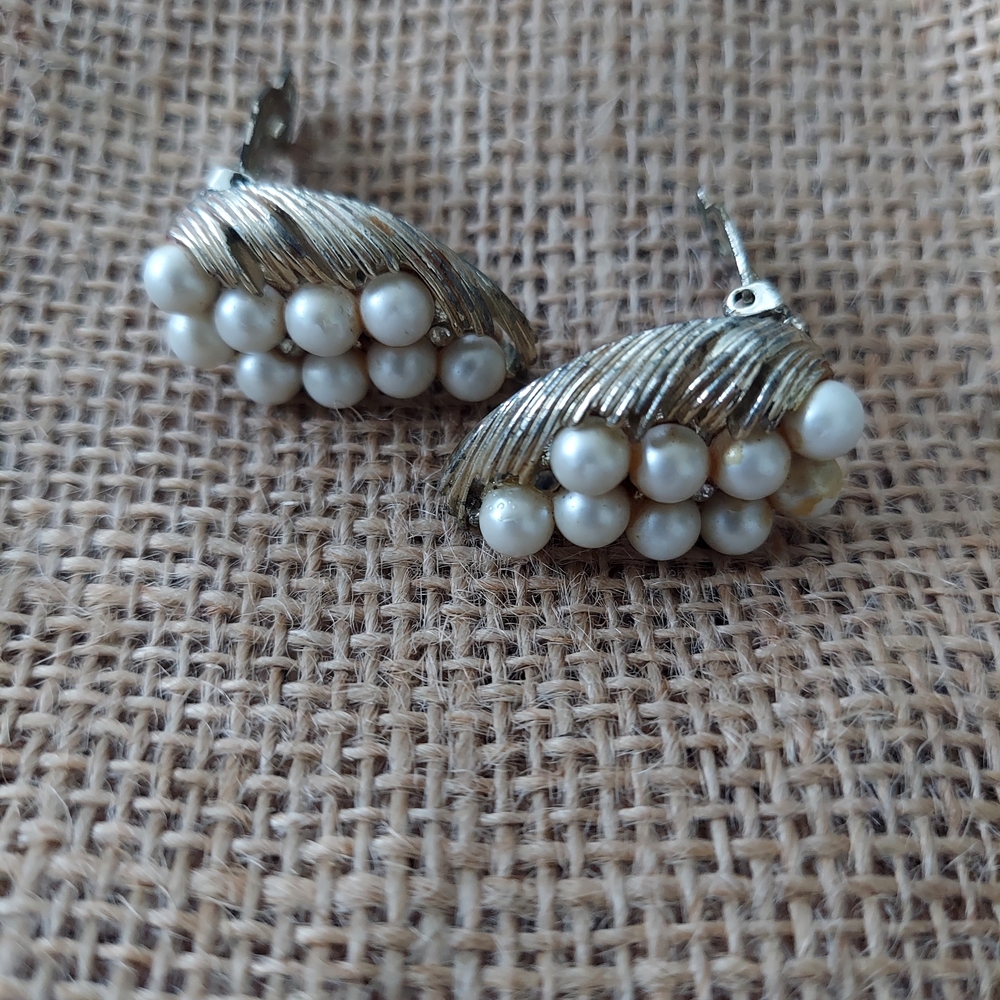Vintage Lisner Yellow Gold Plated Faux Pearl Flower Clip On Earrings - Picture 4 of 6